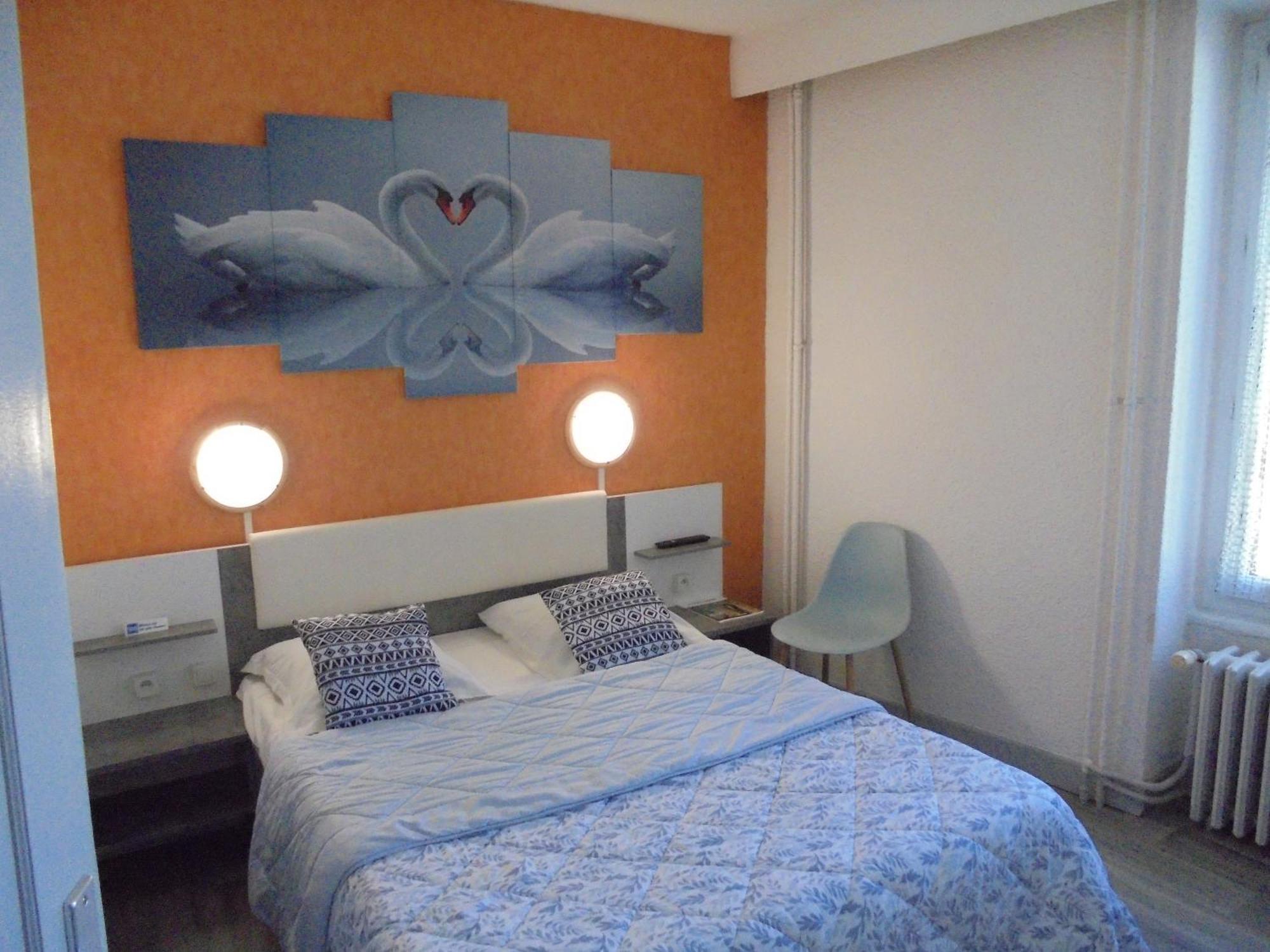 Hotel De La Gare Montlucon Bagian luar foto